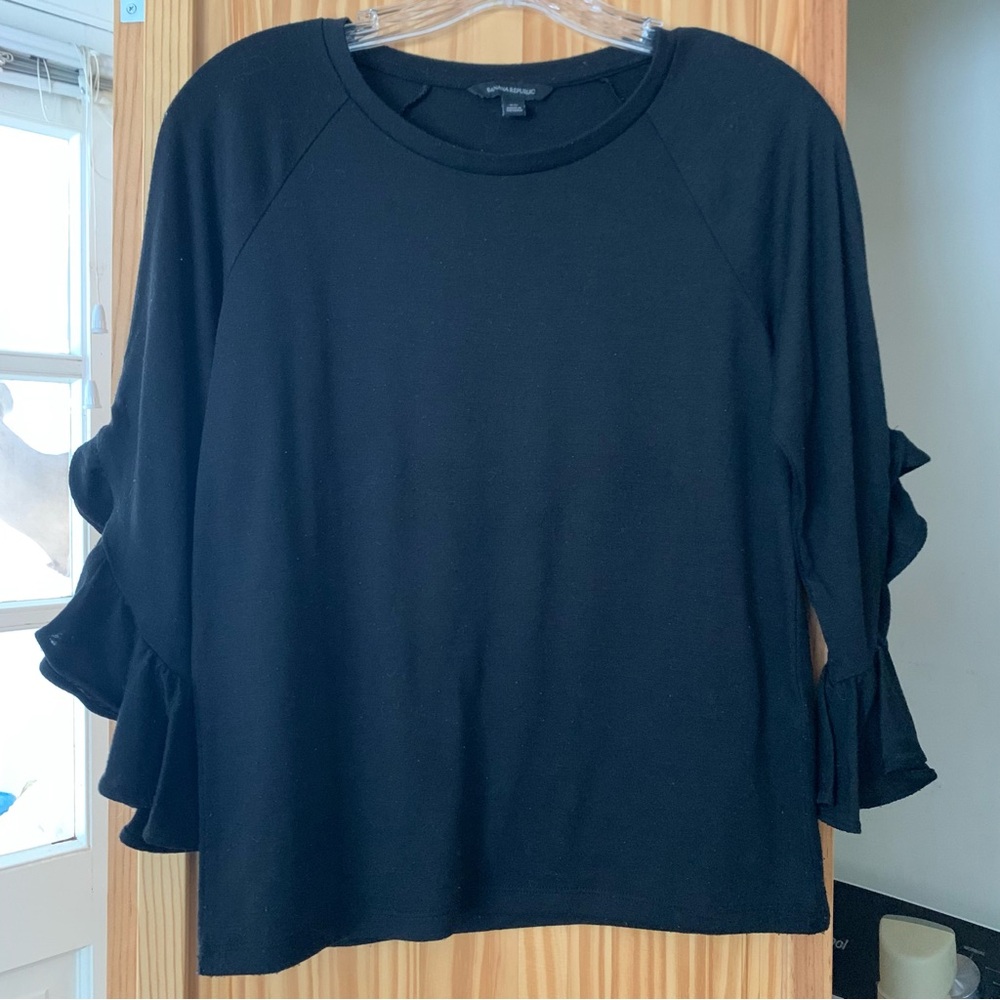 Banana Republic black 3/4 length ruffle sleeve raglan crew neck tshirt. Size XS
